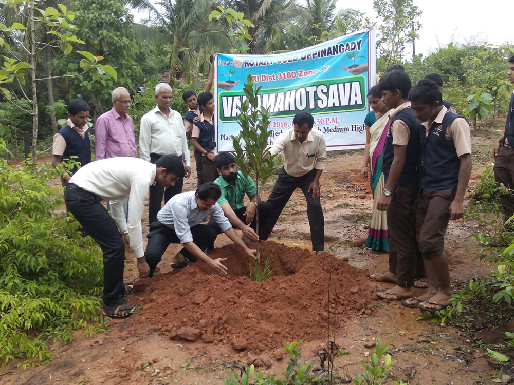 ಶ್ರೀ ರಾಮಕುಂಜೇಶ್ವರ ಆಂಗ್ಲ ಮಾಧ್ಯಮ ಪ್ರೌಢಶಾಲೆಯಲ್ಲಿ ವನಮಹೋತ್ಸವ